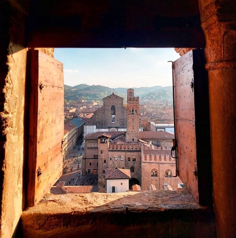 A SPASSO TRA STORIA E GUSTO A BOLOGNA