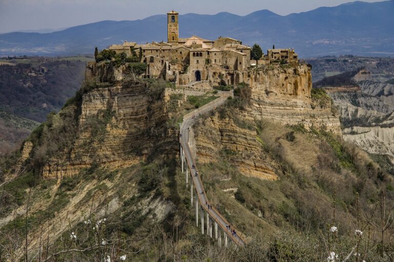 VIAGGIO TRA I BORGHI AFFACCIATI SUL LAGO DI BOLSENA