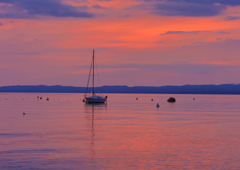 TRAMONTO IN NAVIGAZIONE SUL LAGO DI GARDA