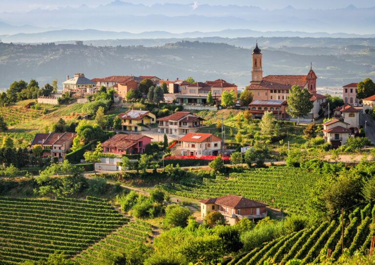 LE LANGHE, TRA BORGHI E PAESAGGI